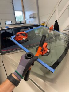 Tuulilasin vaihto hinta ja tuulilasin korjauksen hinta